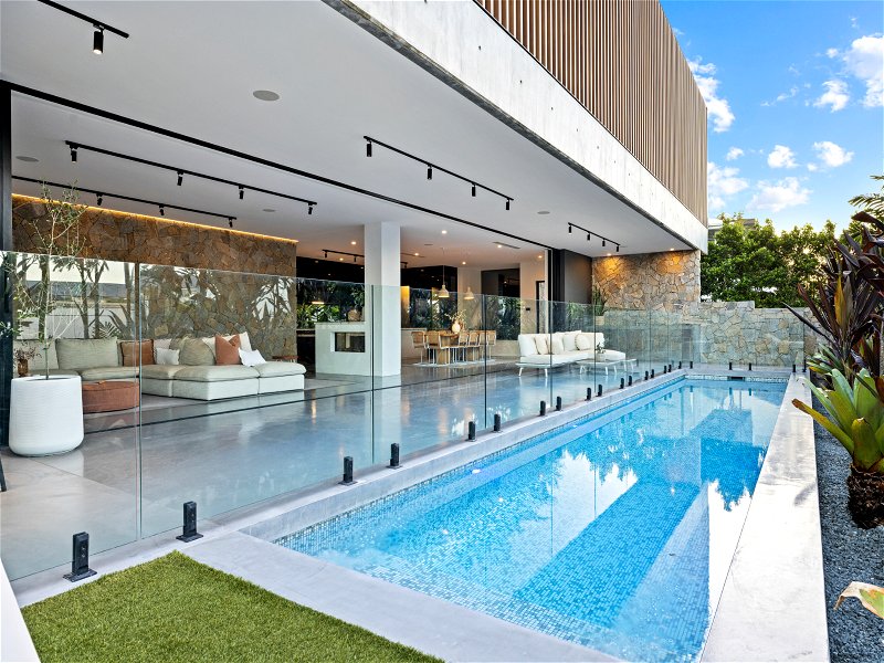 Mana Beach House (Heated Pool)