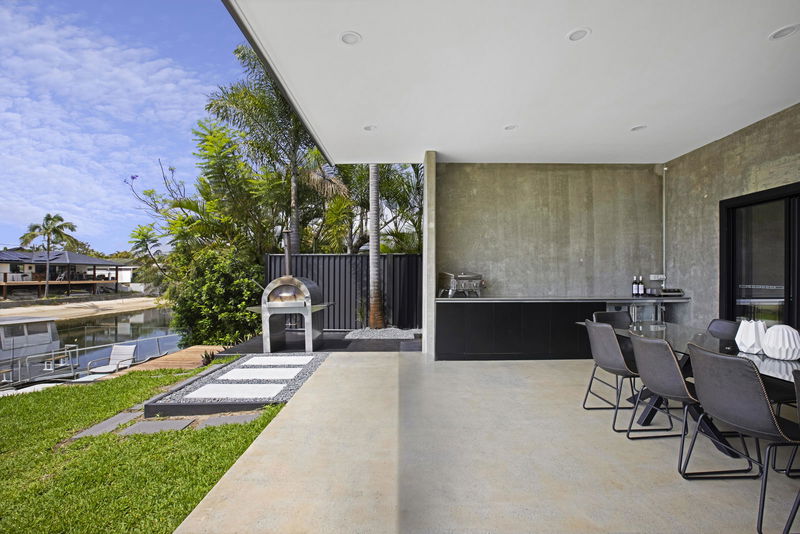 Urban Hideaway "Stay 5 Pay4"