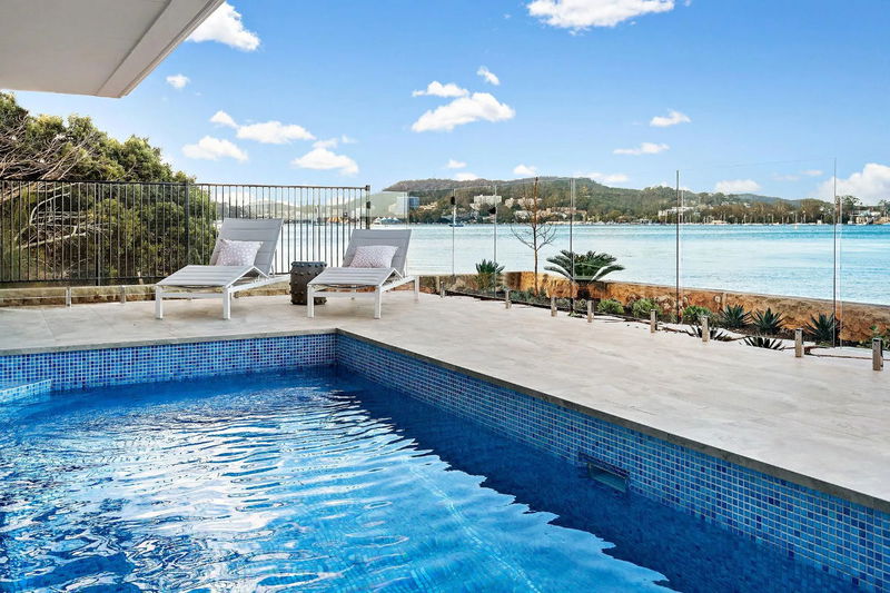 Clare De Lune Waterfront (with pool)