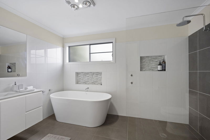 Araluen Waterfront Getaway (Walk to the beach)