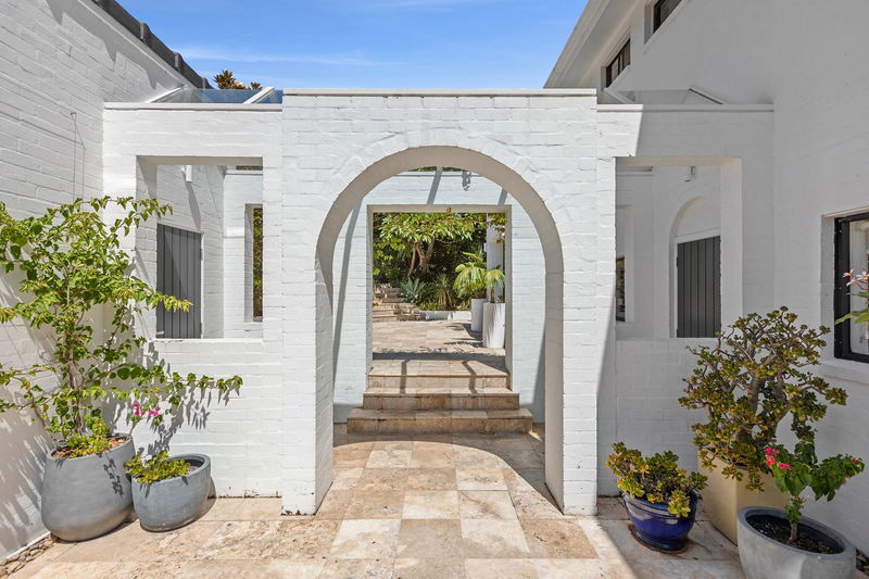 Balmoral Luxe Escape (Walk to Beach)