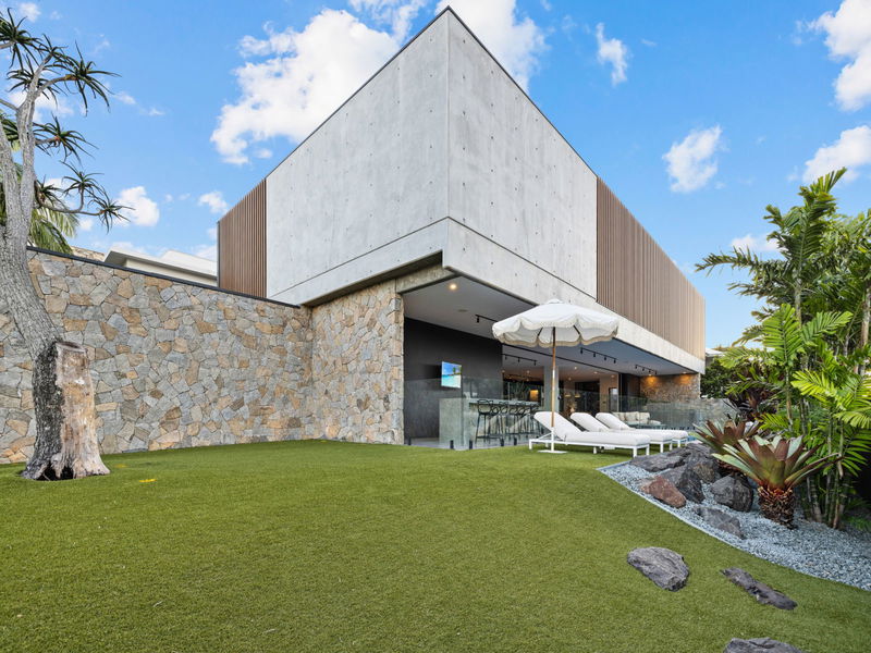 Mana Beach House (Heated Pool)