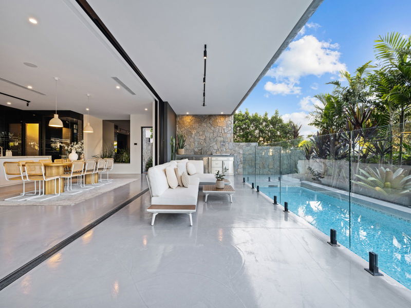 Mana Beach House (Heated Pool)