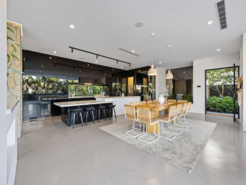 Mana Beach House (Heated Pool)