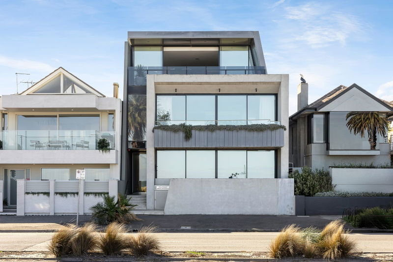 The Parade Penthouse (Walk to beach)