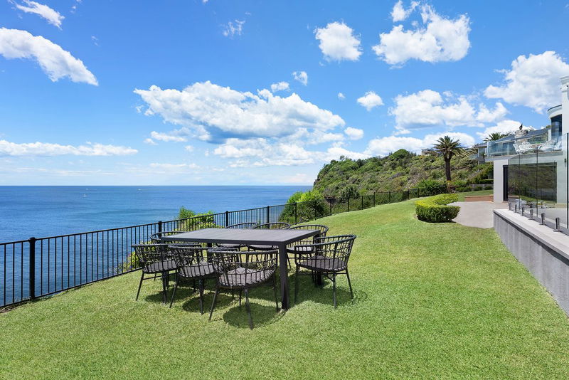 Florentia - pool with stunning ocean views