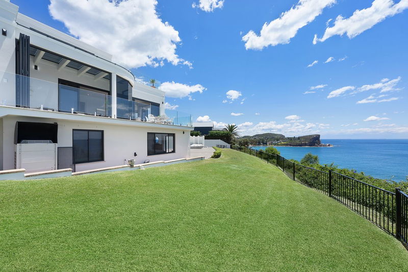 Florentia - pool with stunning ocean views