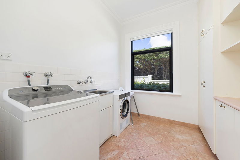 Florentia - pool with stunning ocean views