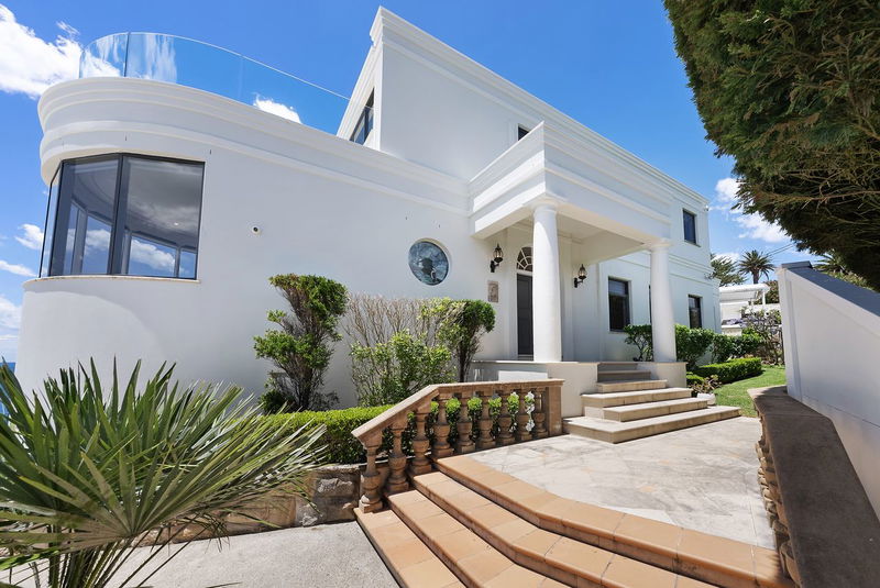 Florentia - pool with stunning ocean views