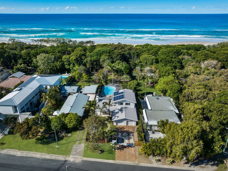 Kirra Dreaming (luxury beachfront home with pool)