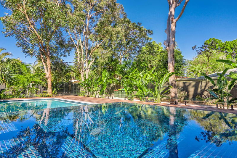 Maluhia - luxury beach house with pool & studio