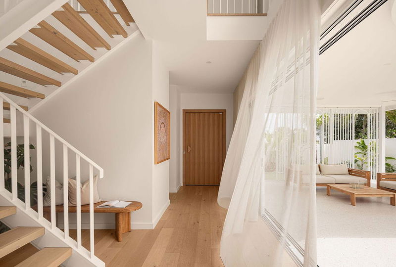 Burleigh Springs (Pool & Walk to the beach)