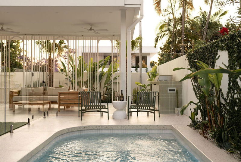 Burleigh Springs (Pool & Walk to the beach)