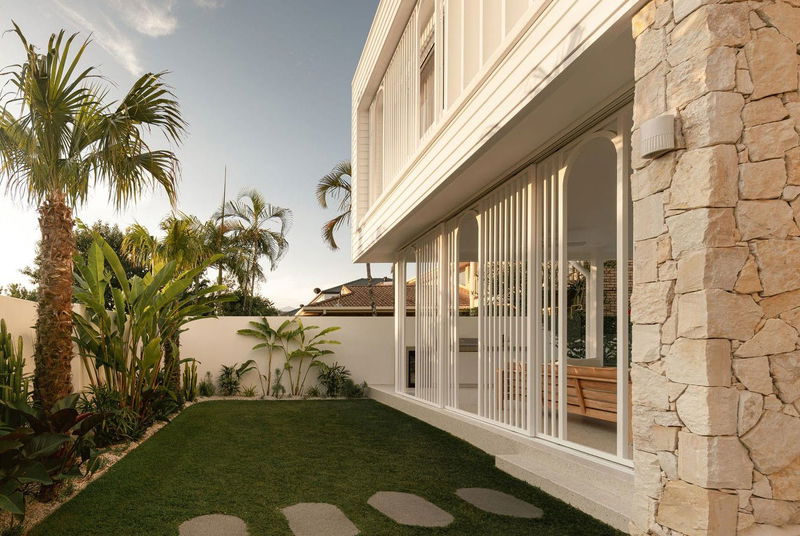 Burleigh Springs (Pool & Walk to the beach)