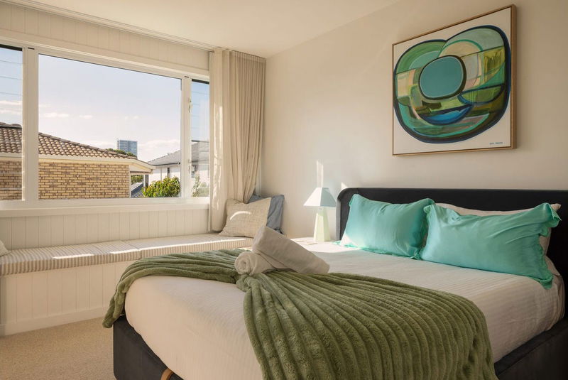 Burleigh Springs (Pool & Walk to the beach)