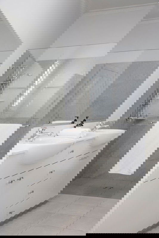 Kambala (Heated pool with view)