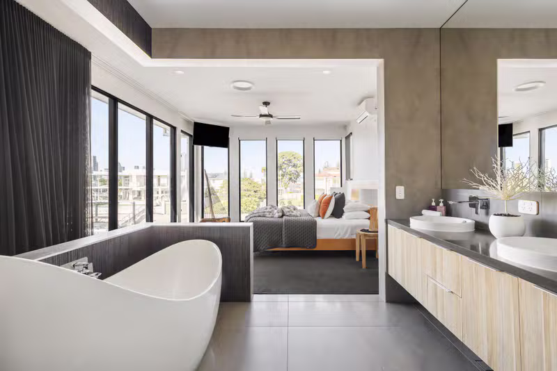 Monaco Broadbeach Waters (Heated Pool/5 Bed/4.5 Bath/Cinema Room)